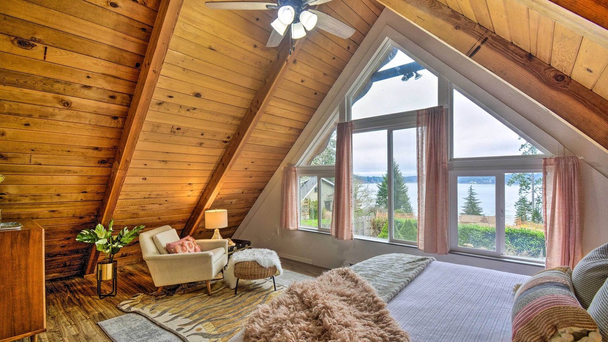 Allyn-Grapeview House | Coastal Cabin w/Puget Sound & Rainier Views!
