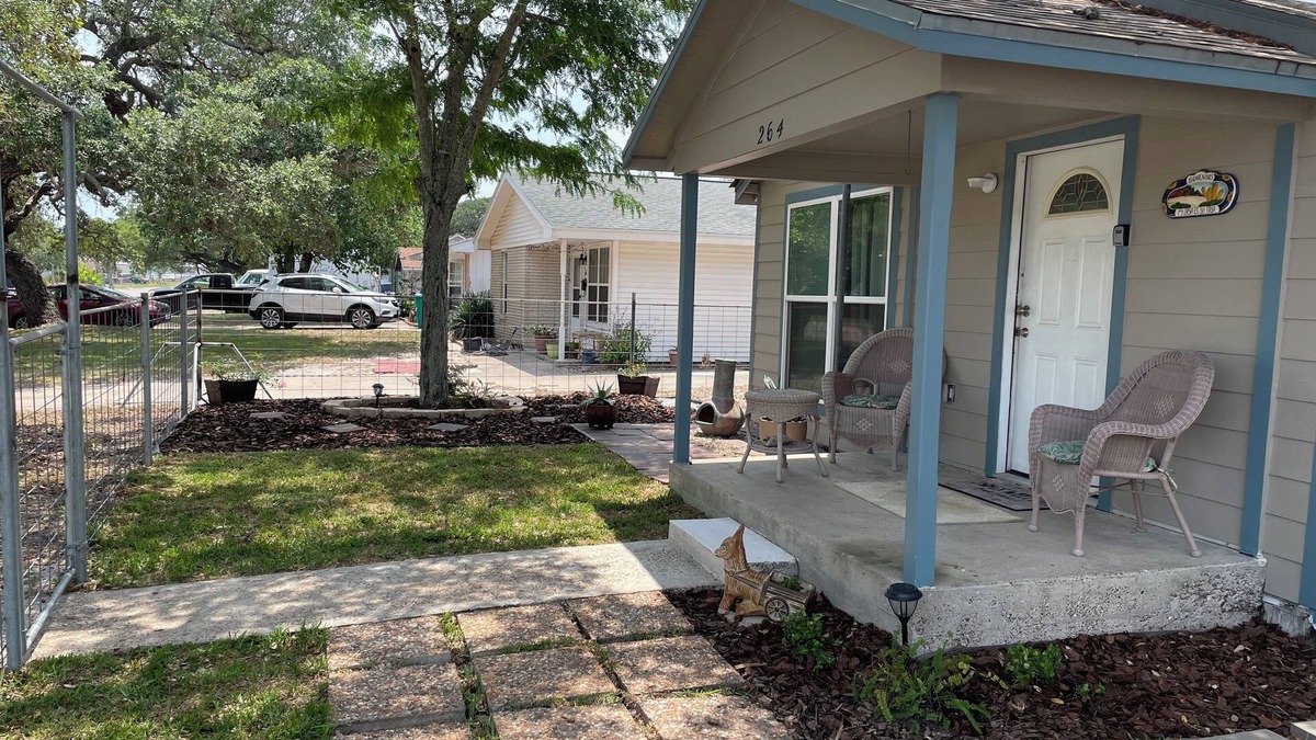 Aransas Pass House | Coastal Casita Mi Casa es Su Casa - Sleeps 4 comfortably up to 6.