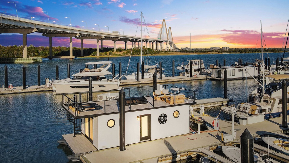 Downtown Charleston Boat Rental | Coastal Caviar - Beluga Suite - with Rooftop Deck