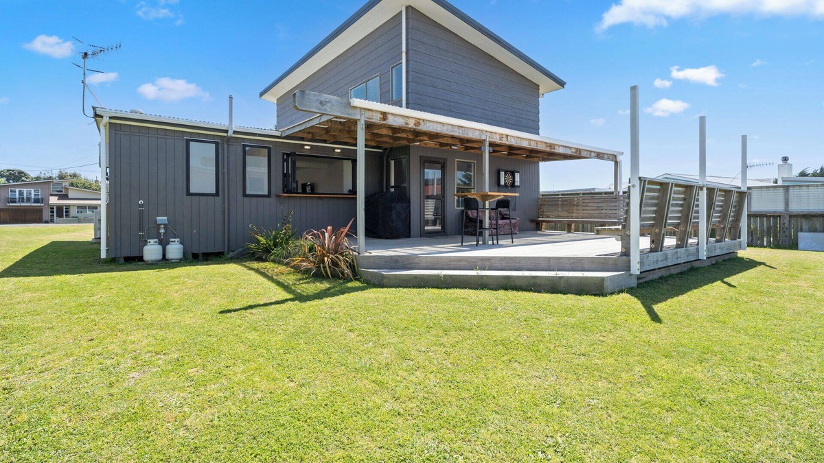Foxton Beach House | Coastal Comfort - Foxton Beach Holiday Home
