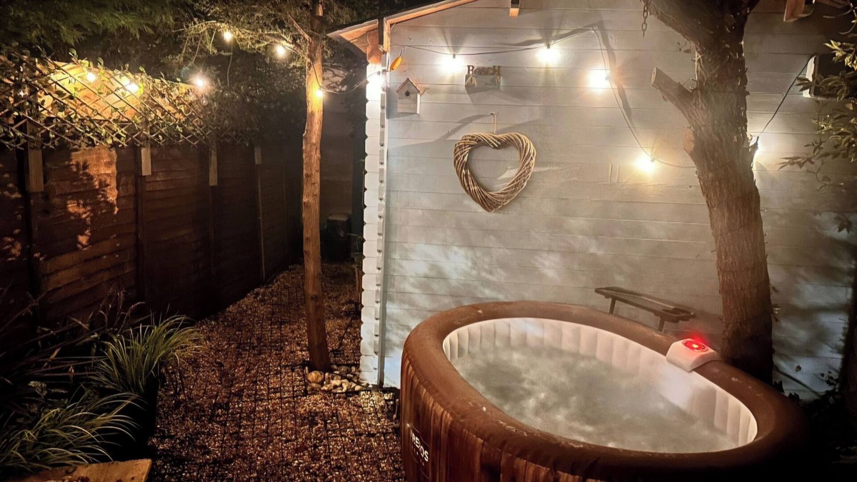 Bognor Regis Cabin | Coastal Cosy Cabin With hot tub