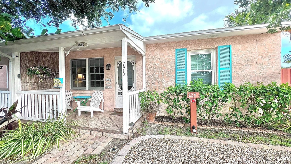 Cocoa Beach Cottage | Coastal Cottage 225 - Walk to Beach, King Bed