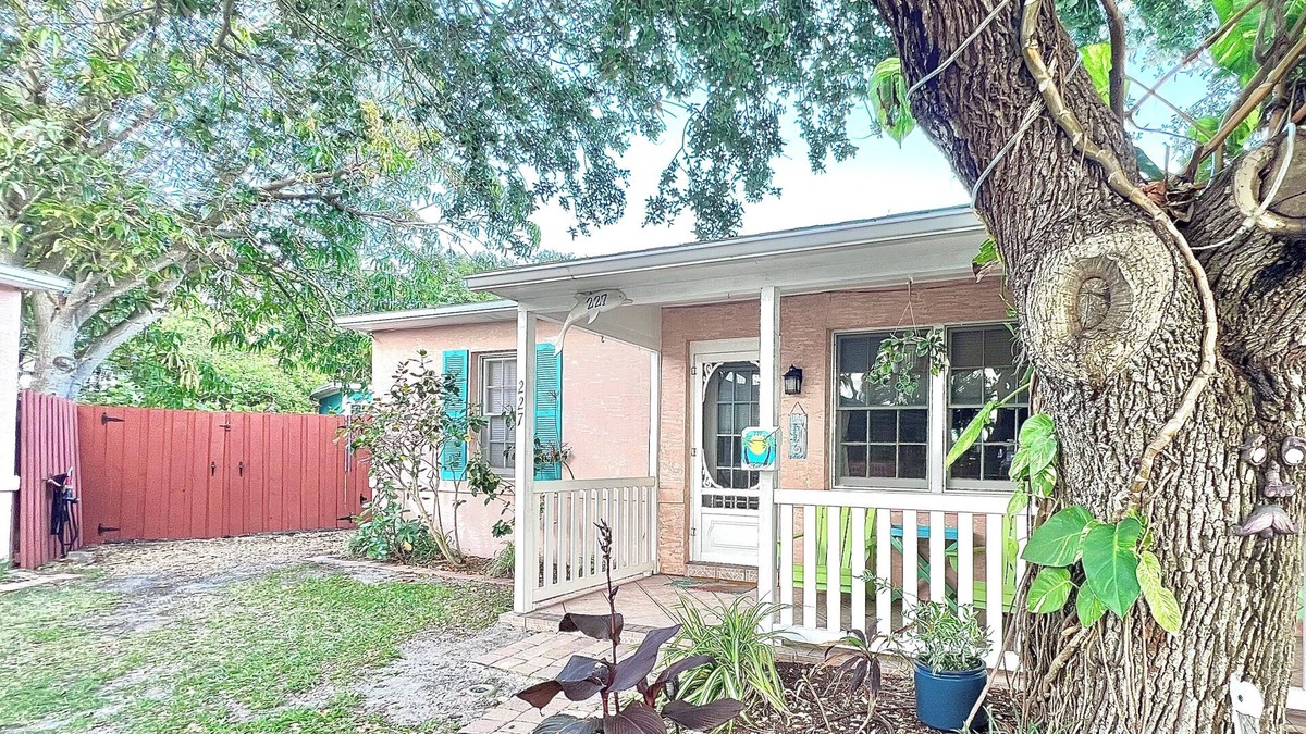 Cocoa Beach Cottage | Coastal Cottage 227 - Walk to Beach, King Bed