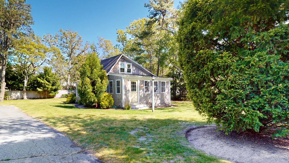 West Harwich House | Coastal cottage close to beaches and town - private yard, W/D, & new renovations