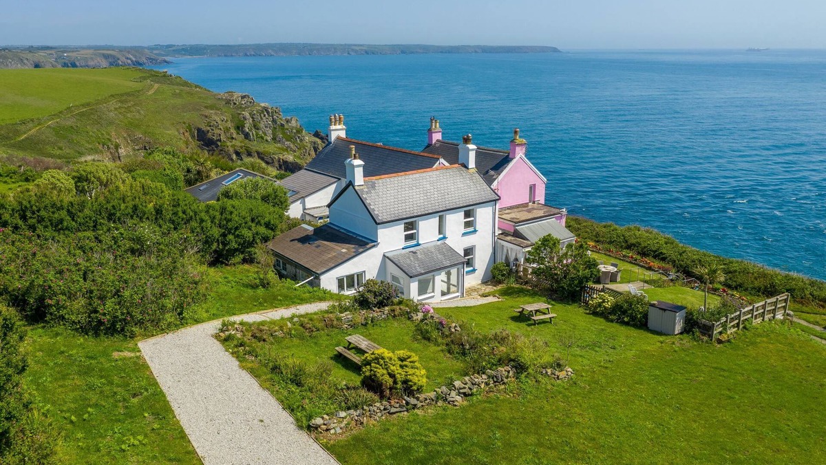 Landewednack Cottage | Coastal cottage - sea views on coast path, amazing local beaches, The Lizard