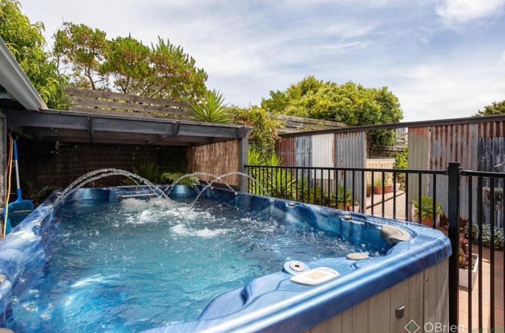 Kilcunda House | Coastal Country Retreat, Spa, fireplace, pet friendly, FREE WIFI wine & chocolates, Kilarney, 10 minutes to Phillip Island