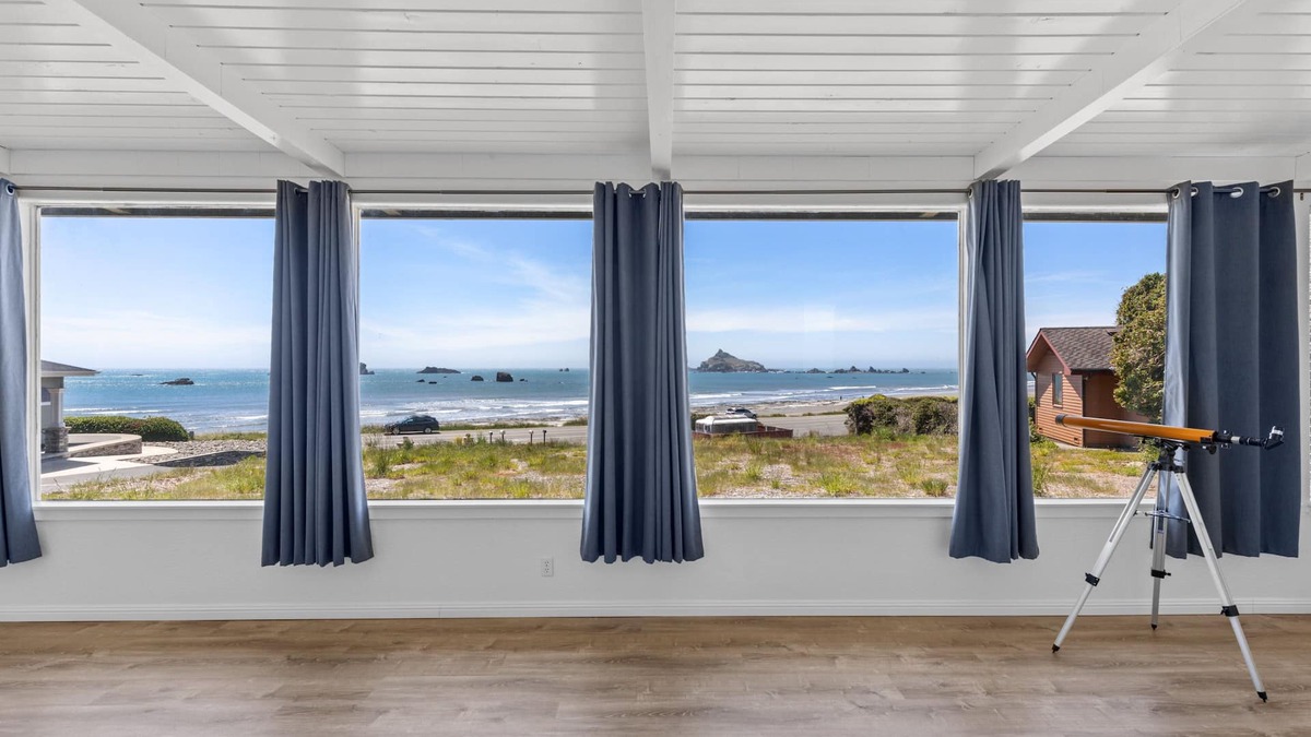 Crescent City North Cottage | Coastal Cove Beach Bungalow! Beach Walks, Whale Watching, Agatha Hunting & More!