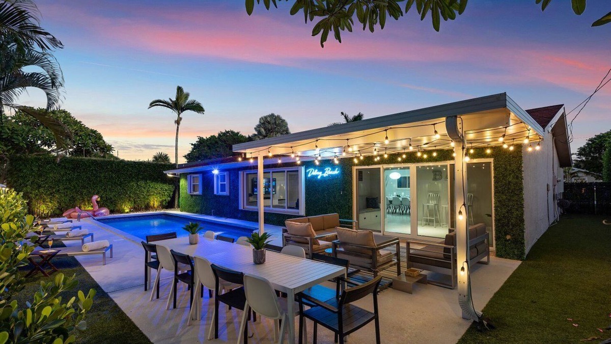 Tropic Palms House | Coastal Delray 🌊 Chill Out Hideaway Lush Vibes🌴 by SaltWater Poolside 4BD