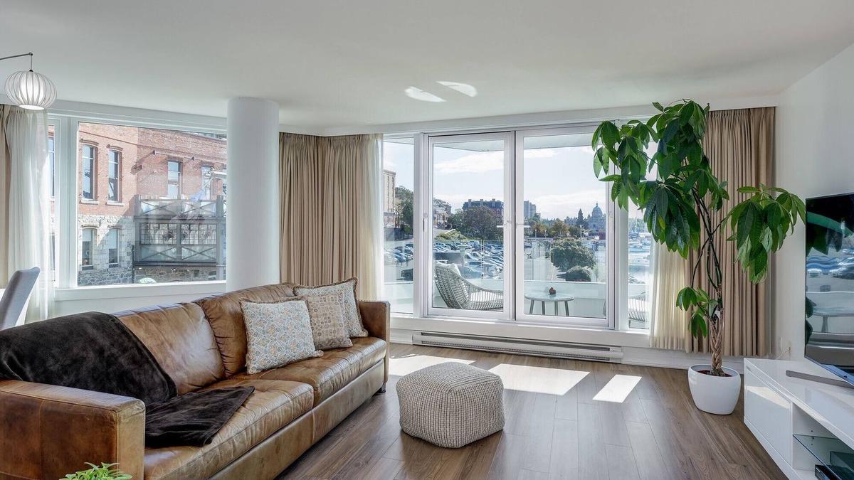 Downtown Victoria Apartment | Coastal Duet – Breathtaking Views with Work Desk by Victoria Prime!