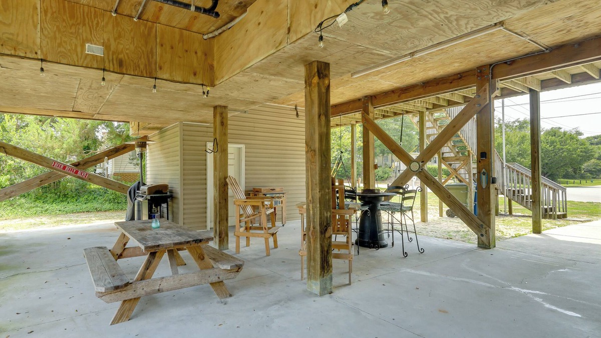 Emerald Isle Cottage | Coastal Emerald Isle Retreat w/Deck & Grill!