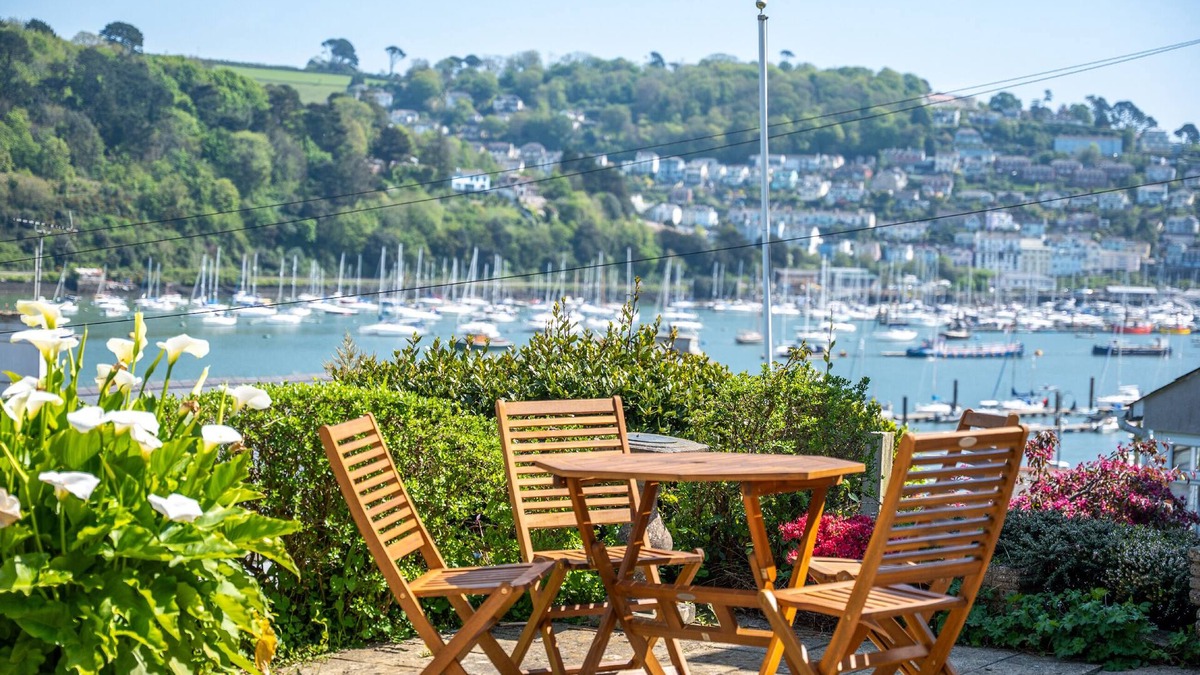 Dartmouth House | Coastal Escape: River Views, Terrace & Parking