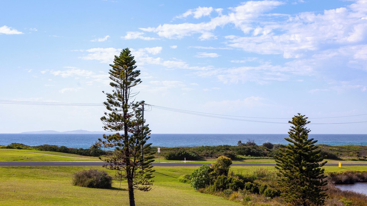 Dalmeny Apartment | Coastal Hideaway, is less than a 7min stroll from 2 beautiful beaches.