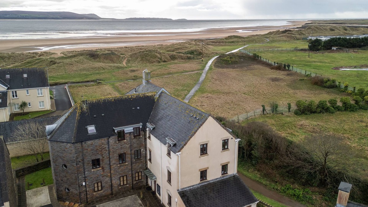 Burry Port Apartment | Coastal holiday apartment with glorious views