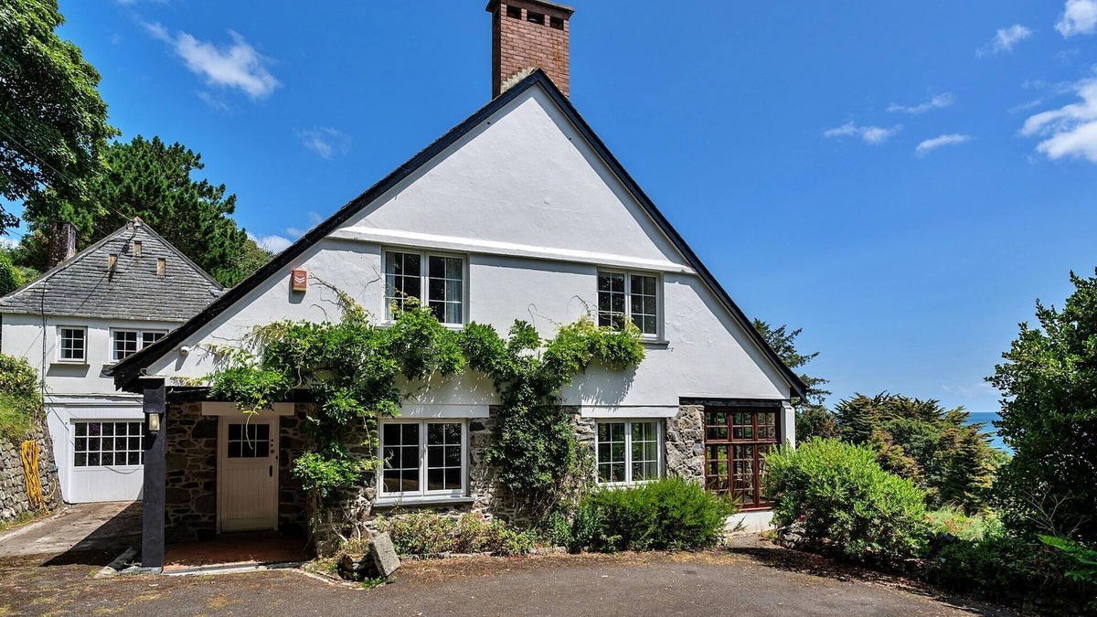 Coverack House | Coastal Home in Cornwall with Stunning Sea Views