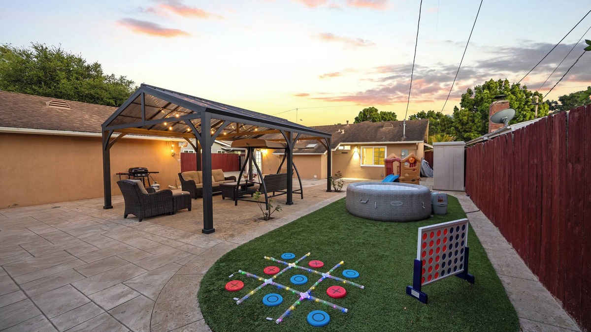 Goleta House | Coastal Home Near UCSB & Airport + Hot Tub, King Beds, Fast Wifi, Sleeps 6