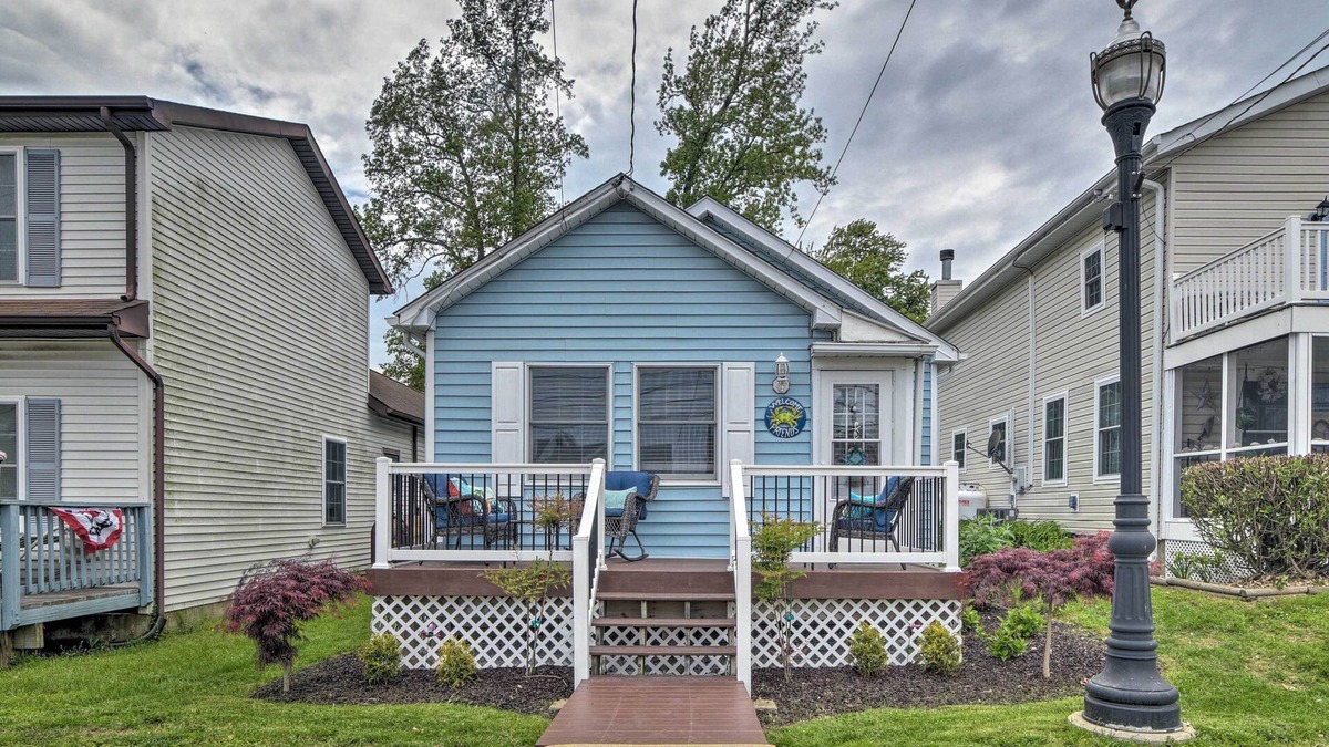 Chesapeake Beach Cottage | Coastal Pet-Friendly Cottage < 1/2 Mi to Beaches