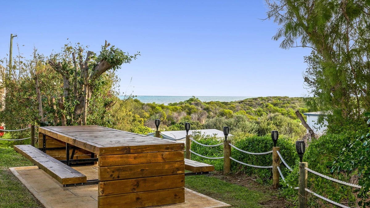 Guilderton House | Coastal Pine-Ocean view from the front and back