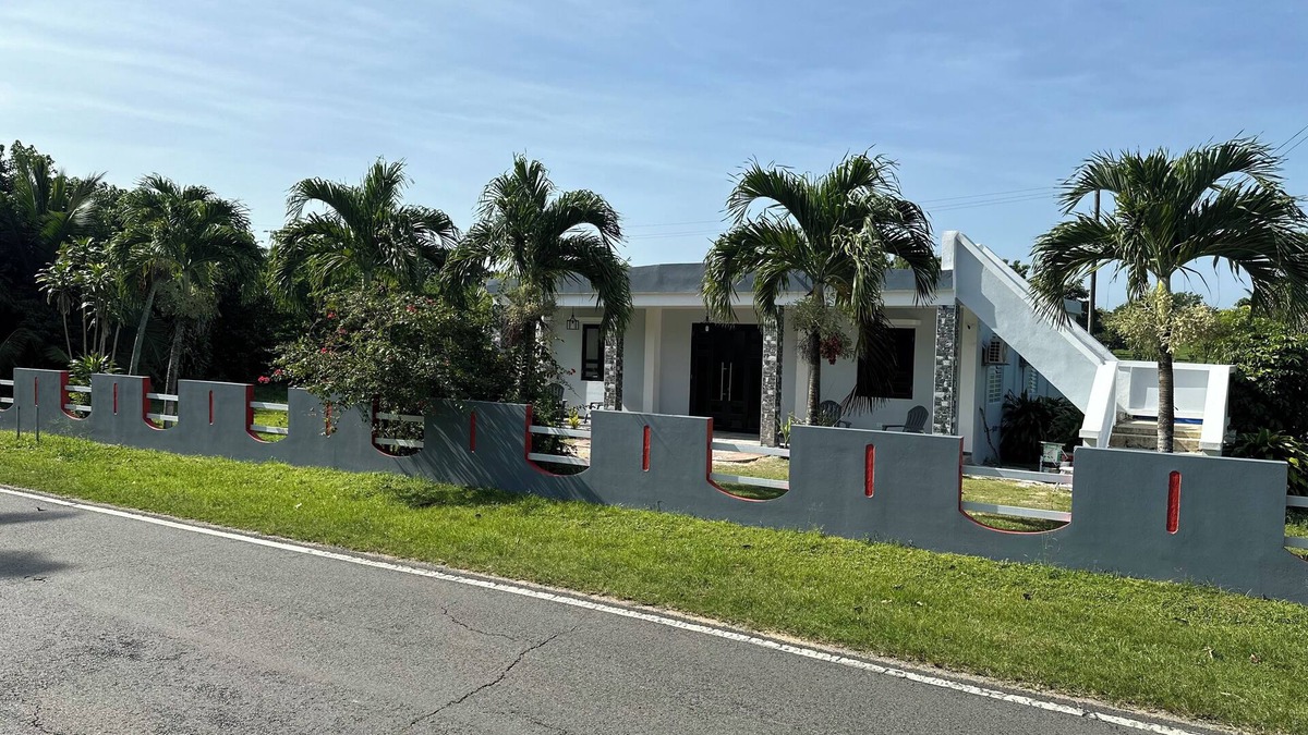 Islote House | Coastal Private Home 3 bedrooms 3 bathrooms all amenities steps away from Beach