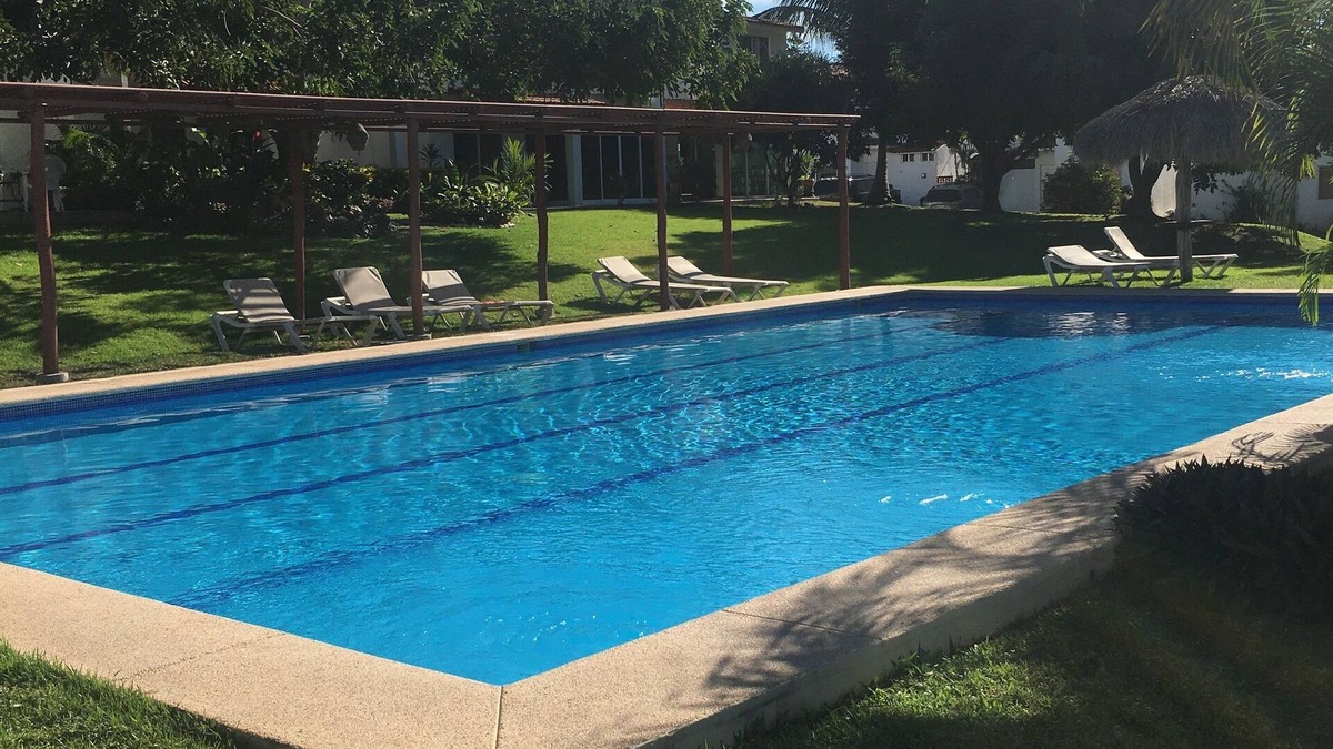 La Puntilla Villa | Coastal retreat on one level -2 minute walk to ocean