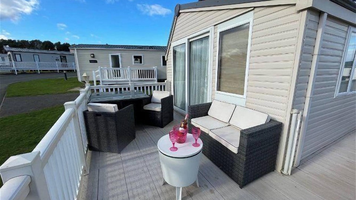 Cayton Bay Cabin | Coastal Retreat at Cayton Bay