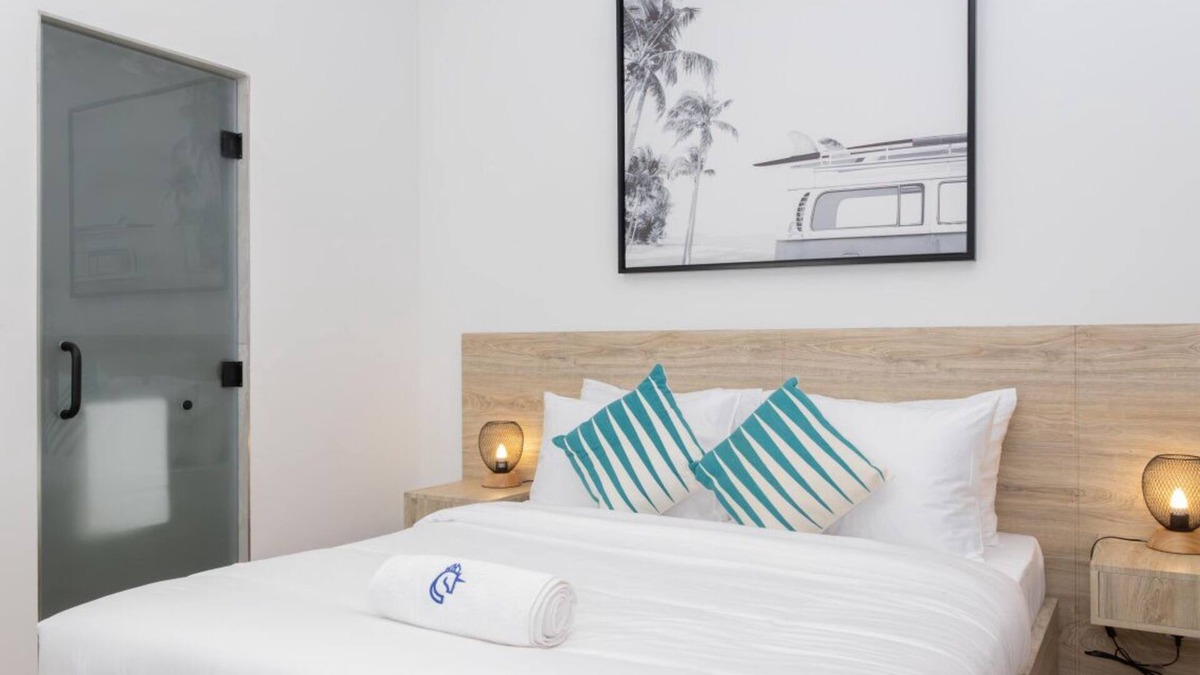 Jumeira 3 Villa | Coastal Retreat: Elegant Room by Sunset Beach