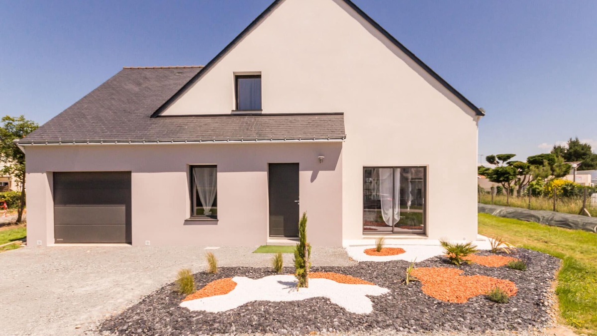 Asserac Cottage | Coastal Retreat: Modern Home 100m from Sea, Close to Shops, Spacious Garden, WiFi, Baby-Friendly