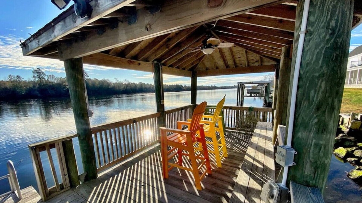 Morehead City House | Coastal Retreat on Waterway w/Hot Tub