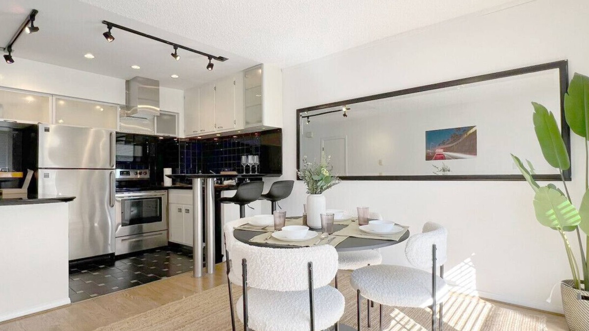 Wilshire Montana Apartment | Coastal Retreat Steps from the Santa Monica Beach