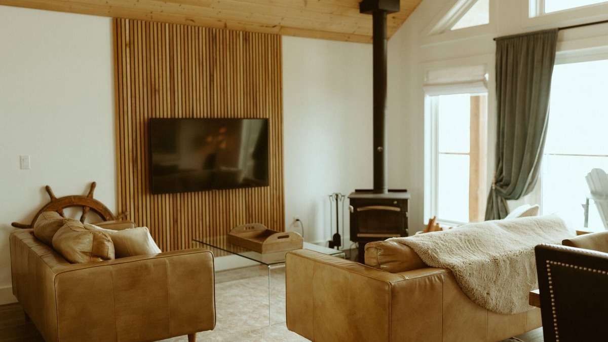 Powell River House | Coastal Storm Watching Retreat, Pet Friendly, Sauna (add-on) Hot Tub & Fireplace