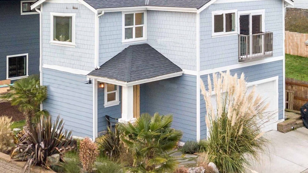 Genesee House | Coastal Style Cabana in West Seattle w/Downtown & Mountain Views