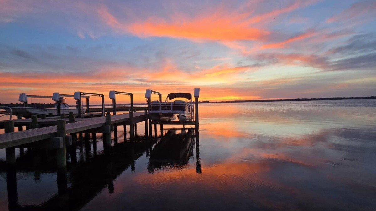 Swansboro Apartment | Coastal Swan 2.0nCharming waterfront king Boutique studio in peaceful Swansboro.