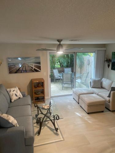 Jupiter House | Coastal Townhome in Jupiter 1 mile to beach!