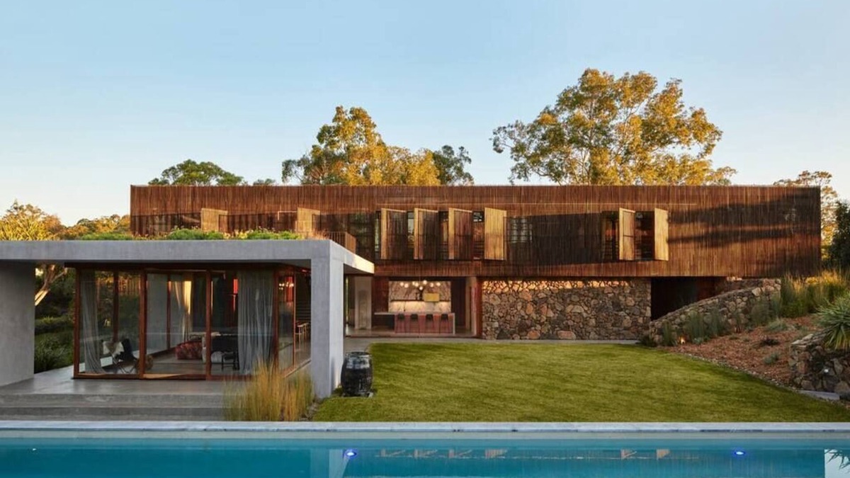 Mudgeeraba House | Coastal Urban Retreat 7 bed, 25m pool, pet