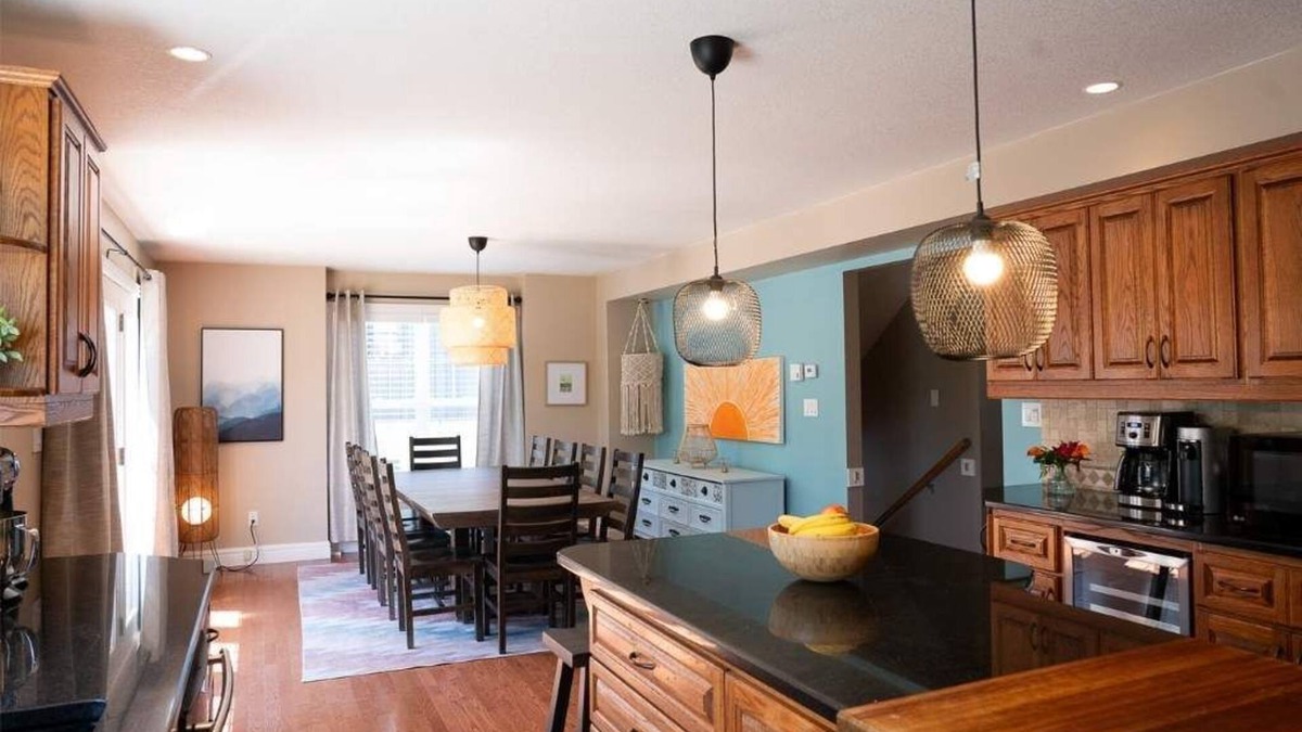 Southampton House | Coastal Vibe Cottage, sleeps 10, 9 beds, 7-minute walk to beach & town