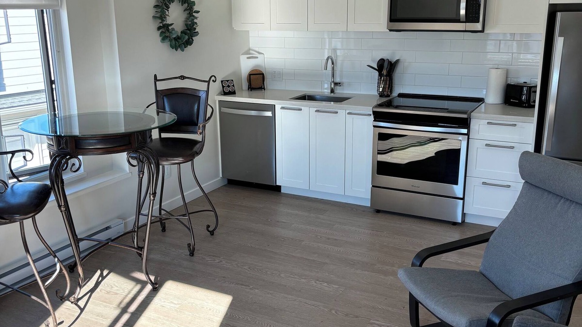 Tsawwassen House | Coastal Vibe is minutes from the beach, BC Ferries, Outlet mall, Golf.