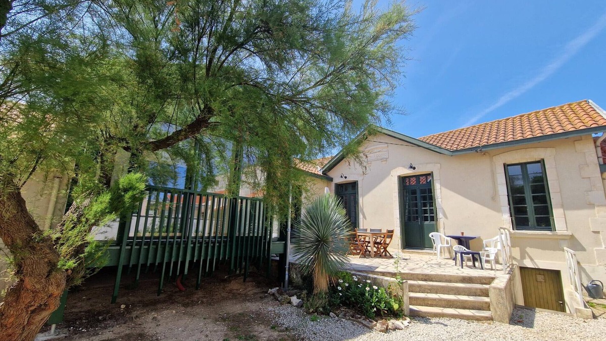 Quartier du Casino House | Coastal Villa with Garden, Near Beach & Casino – Sleeps 6, Pet Friendly