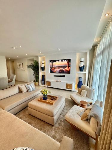 Dar es Salaam Apartment | CoastalHome 75inch TV 5min drive to the City & Beach