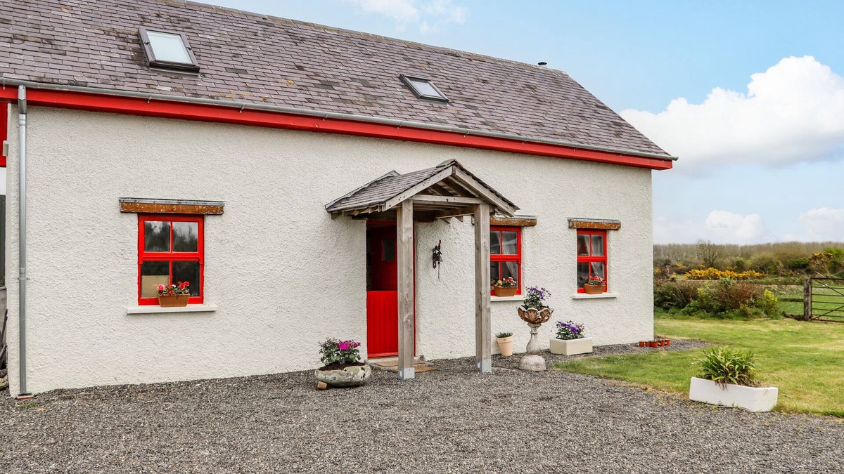 Kilmore Cottage | COB COTTAGE, pet friendly, with a garden in Kilmore, County Wexford