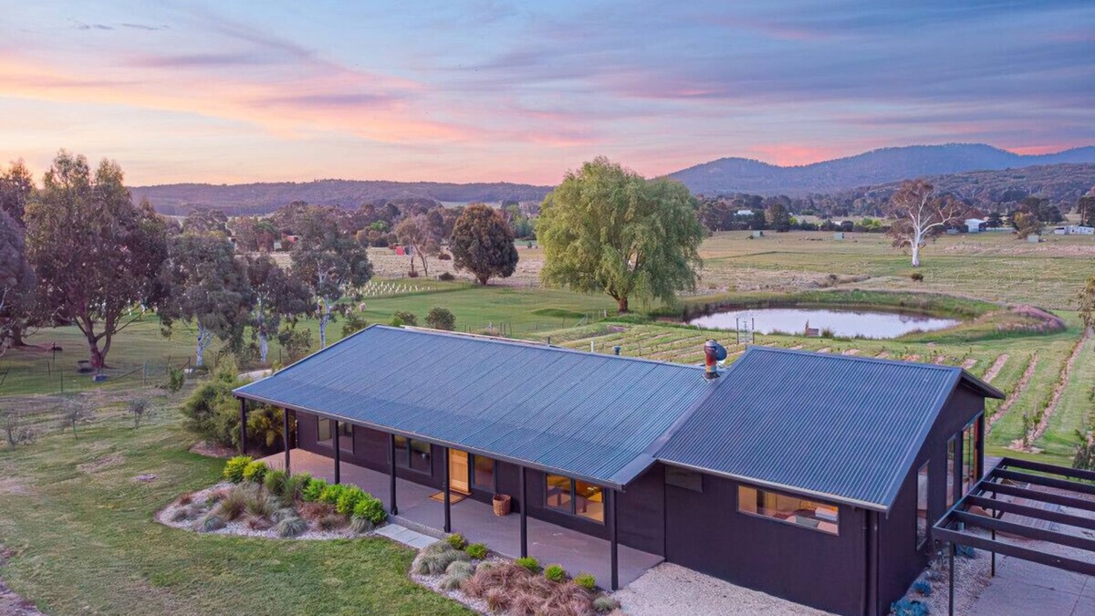 Newham House | Cobaw Views – a Mount Towrong Vineyard retreat