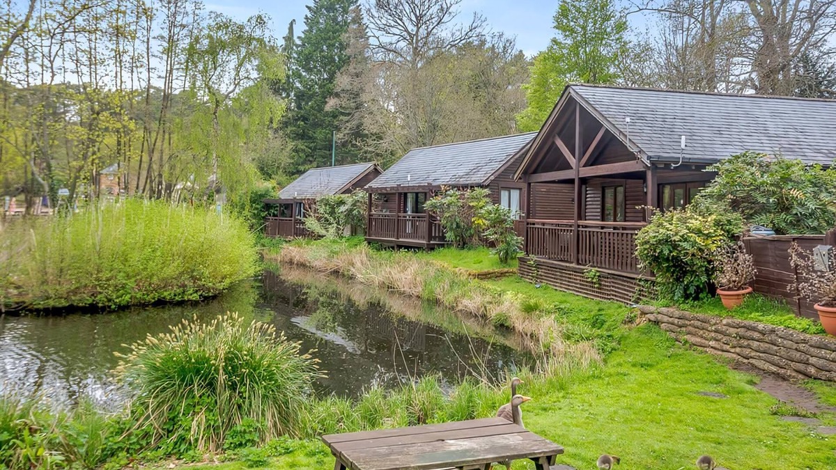 Tilford Ski Chalet | Cobbett Contemporary Premier