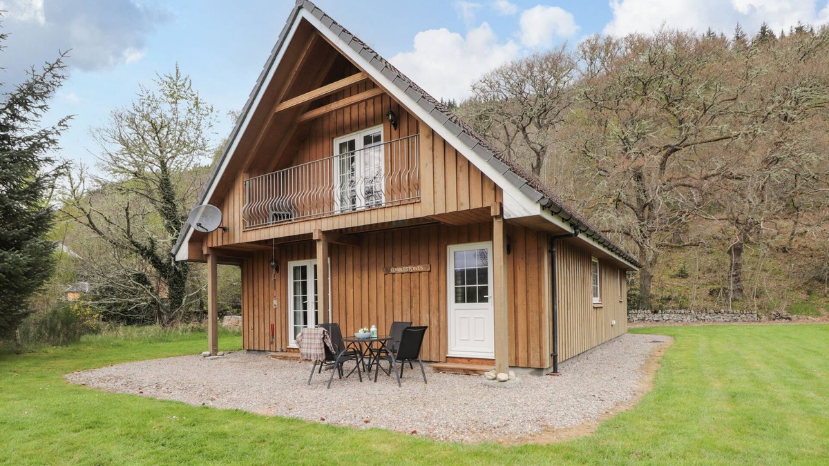 Strathpeffer Cabin | COBBLE STONES, family friendly, with a garden in Strathpeffer