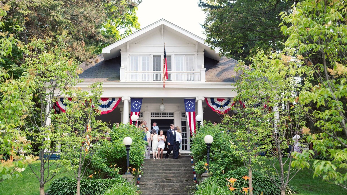 McHenry House | Cobblewood Manor on the Lake
