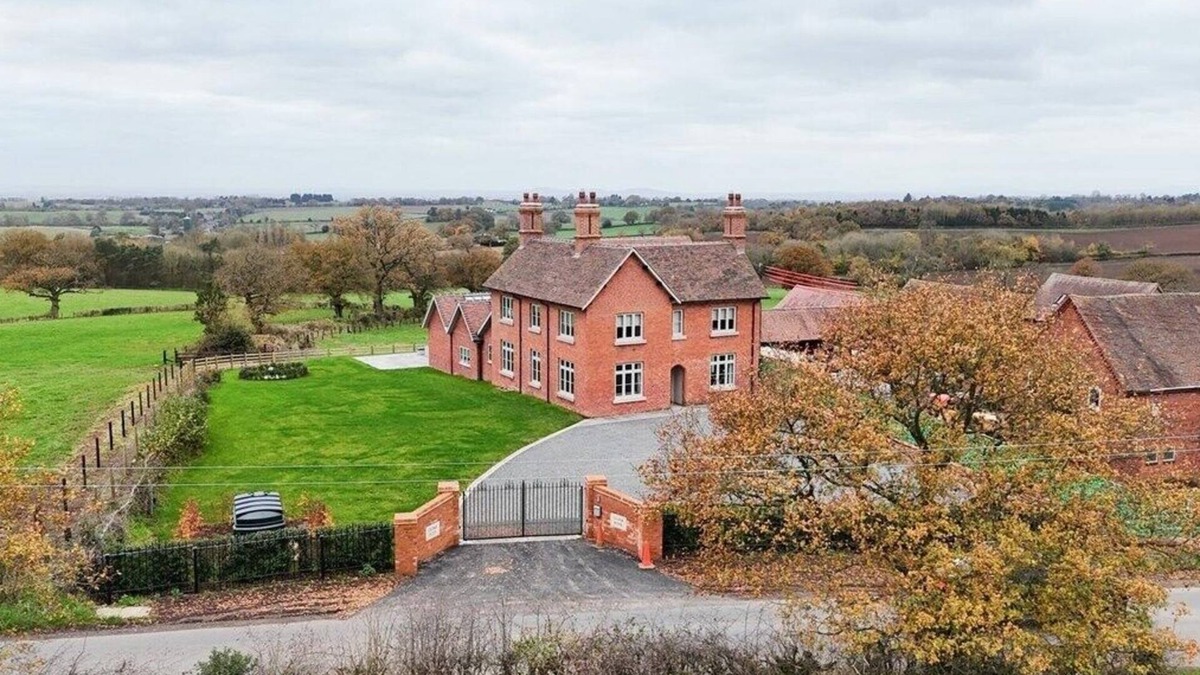 Cleedownton House | Cobley Hill Farm - Sleeps 24