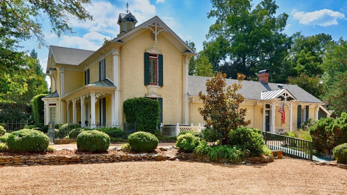New Market House | Cochran-Jackson House: Step back in time and still enjoy the modern amenities!
