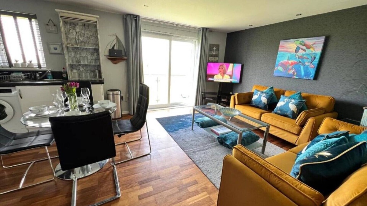 Crynant Apartment | CockleDora Luxury Beach View Ground Floor