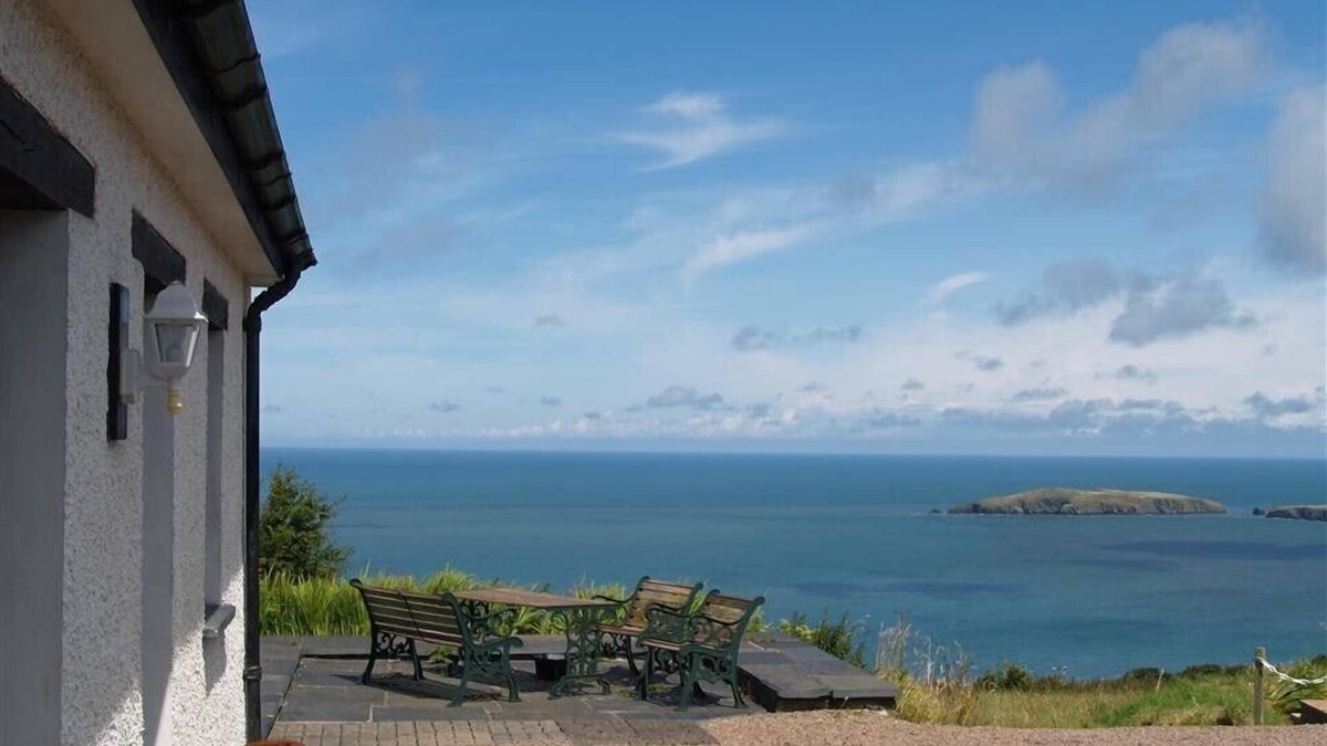 Cardigan Cottage | COCKSHEAD COTTAGE, pet friendly, with a garden in St Dogmaels
