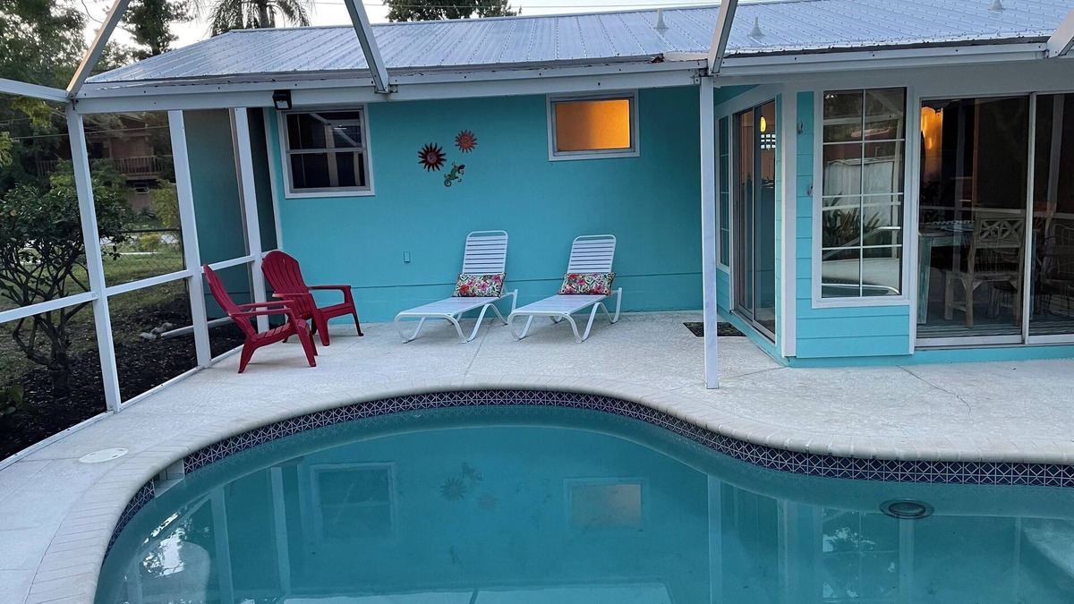 Laurel House | Coco NoKo cozy beach cottage + Swimming pool! Golf cart and pet friendly!