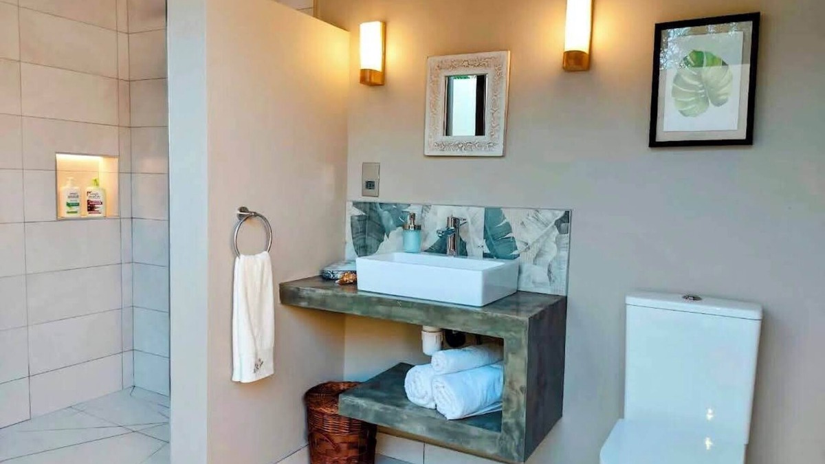 Candos Cabin | Coconut Lodge/Inside and Outside shower, infinity pool