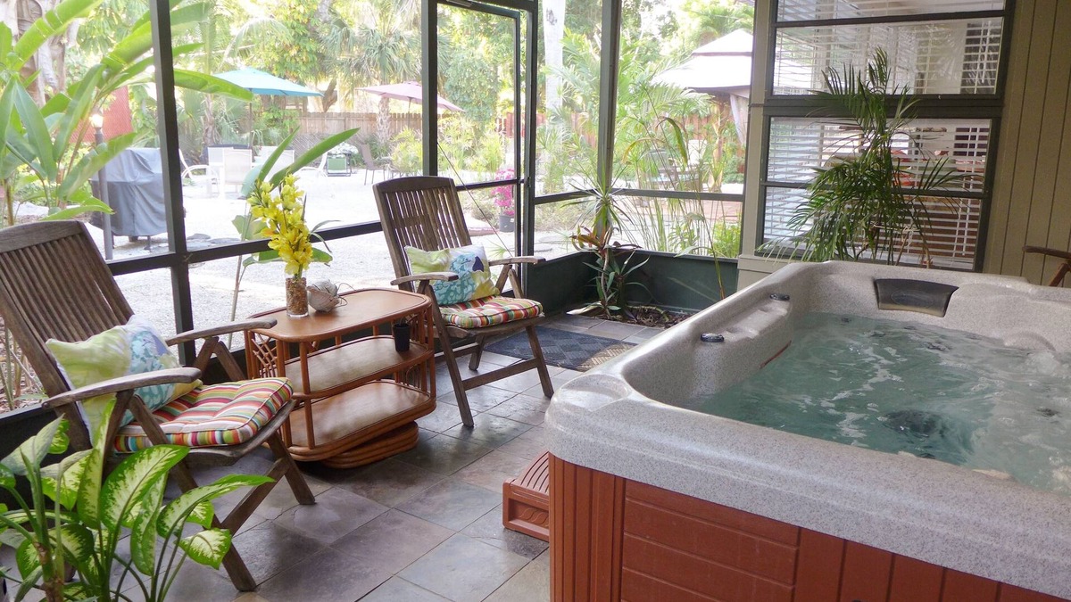 Altamont Manor Apartment | COCONUT PALM APT~ COMFY 2ND FLR APT W/LOCKED PRIVATE DOOR!
