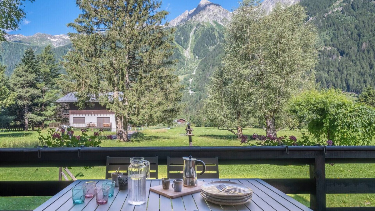 Les Praz-de-Chamonix Ski Chalet | Cocooning small chaming chalet with garden